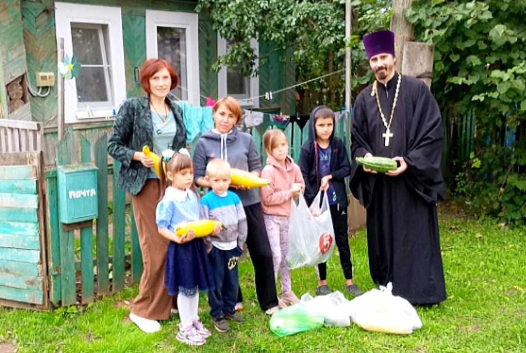 Тверские православные приходы делятся новым урожаем с нуждающимися семьями