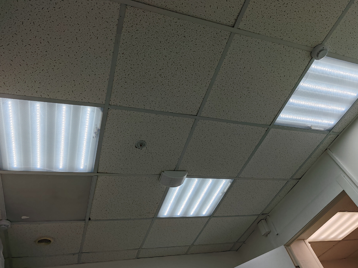 теперь горят 3 светильника. 