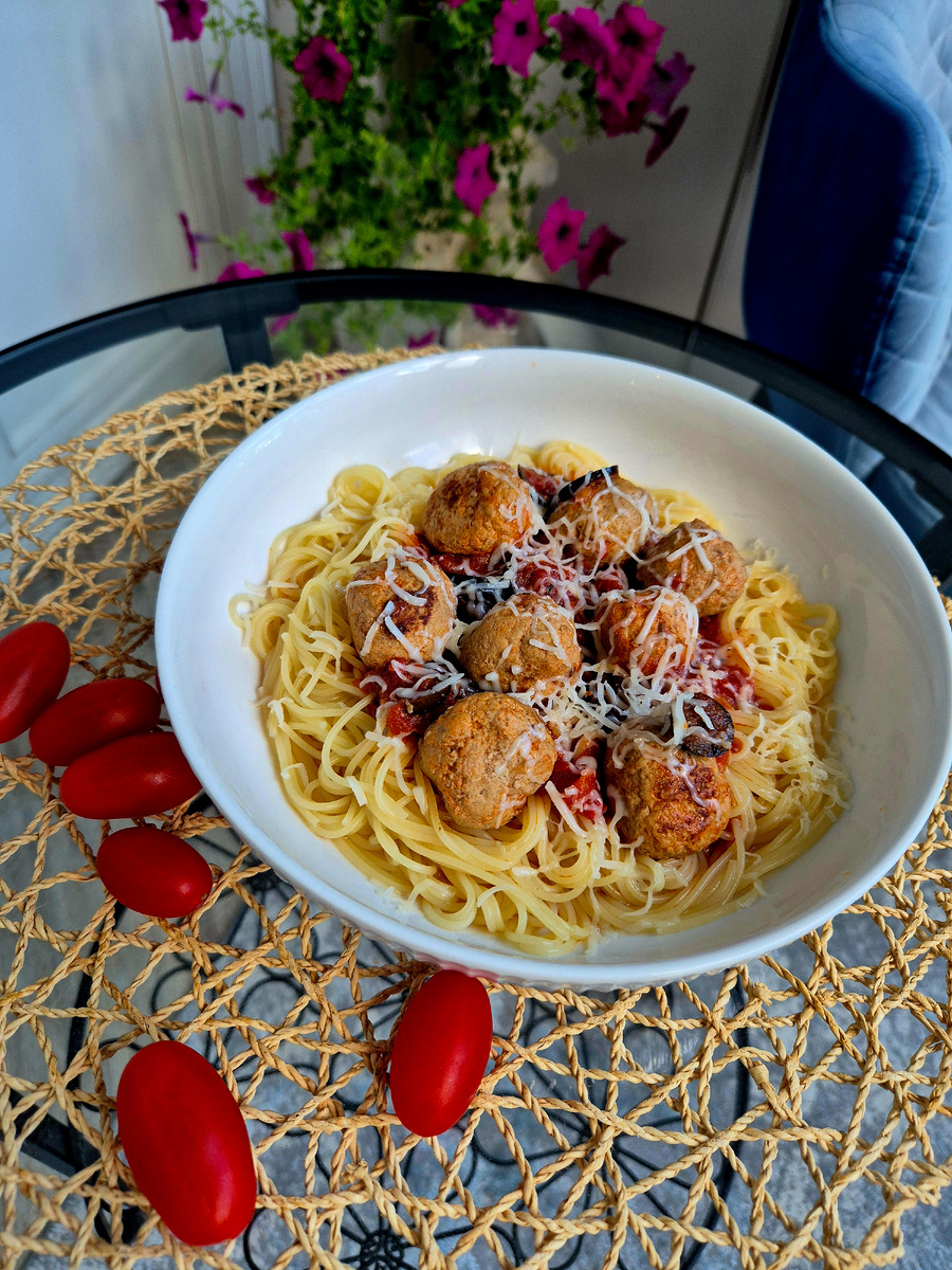 Фрикадельки из индейки в томатном соусе 