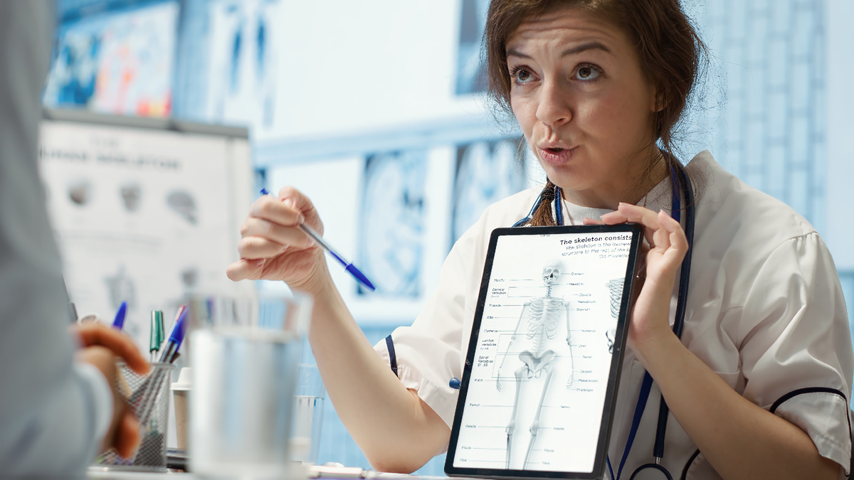 Источник изображния: freepik.com/free-photo/healthcare-provider-presenting-lab-test-results-patient-cabinet_417840264.htm