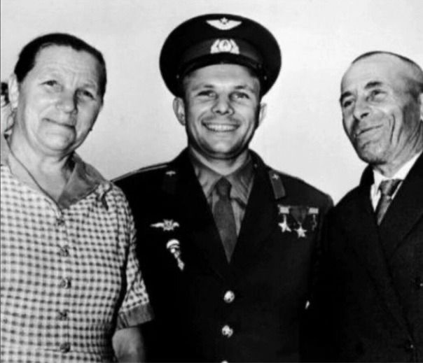 Юрий Гагарин с родителями.