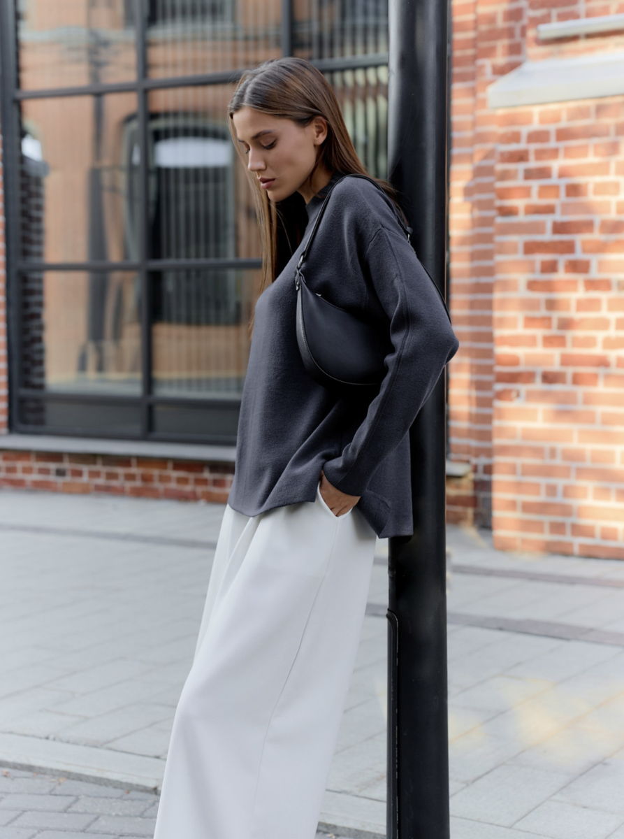 Продажа одежды онлайн — это всегда вызов. В отличие от офлайн-магазина, покупатель не может подойти, потрогать ткань, примерить вещь или оценить, как она садится на фигуру. 