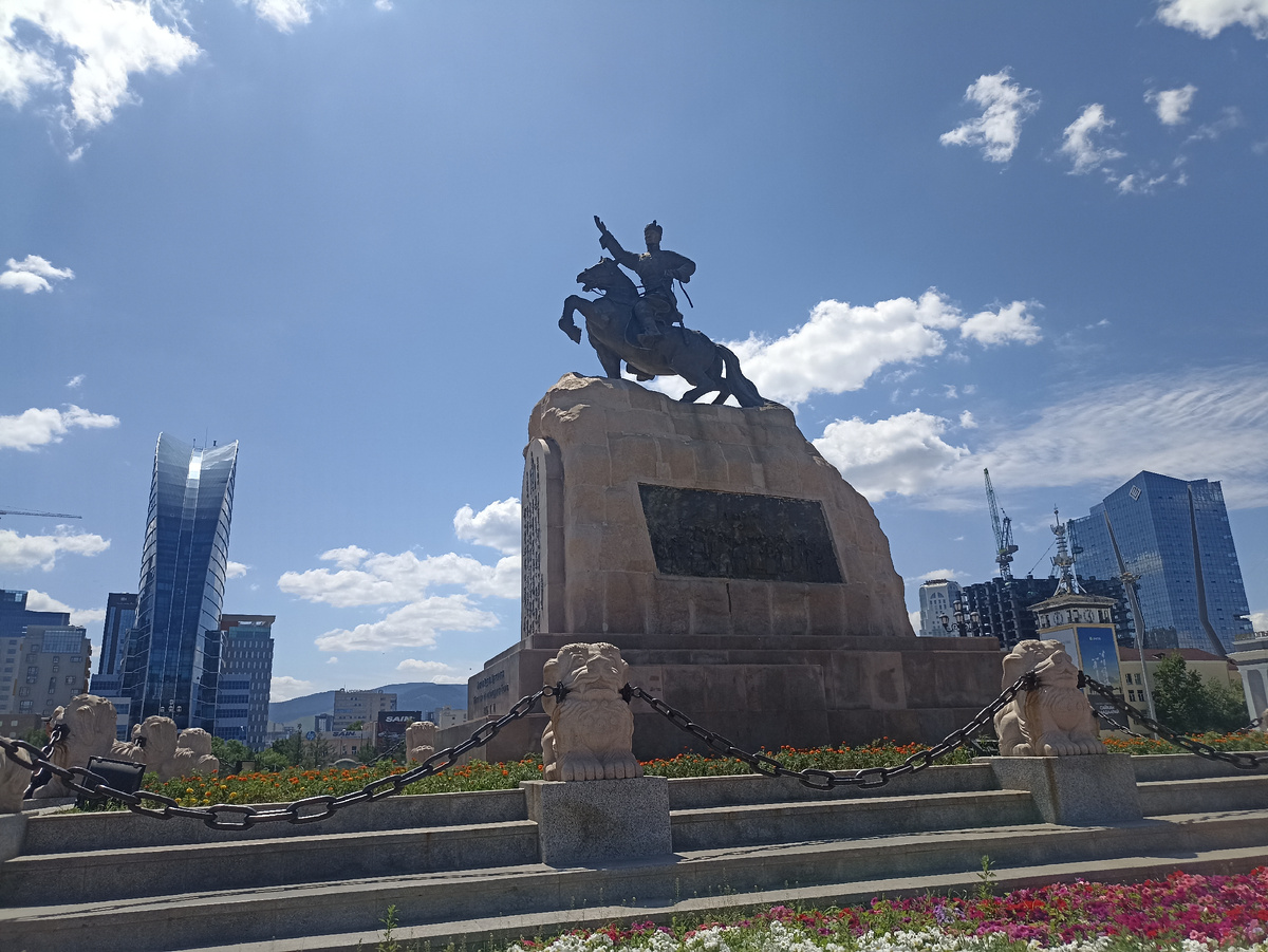 Памятник Сухэ-Батору