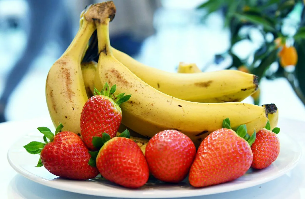 Бананы и земляника фото Яндекс
