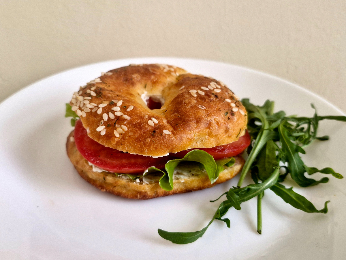 Бублик с начинкой: сыр творожный, помидор, салат листовой. Идеальный завтрак!