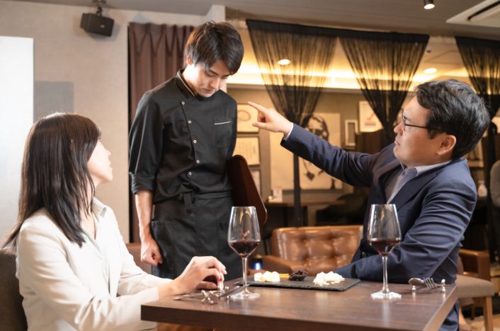 ЛЮбопытно, что нет разделения по классам: ругают официантов и в бедных закусочных, и в дорогих ресторанах