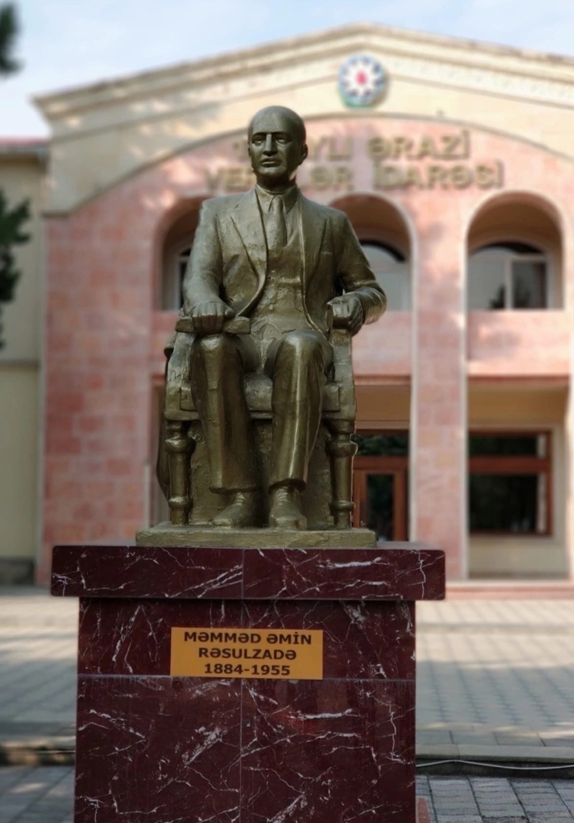 Памятник М.Э.Расулзаде в Загатале. 