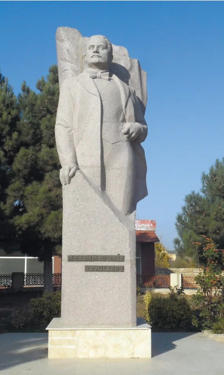 Памятник  Мамед Эмину Расулзаде в Новханы. 