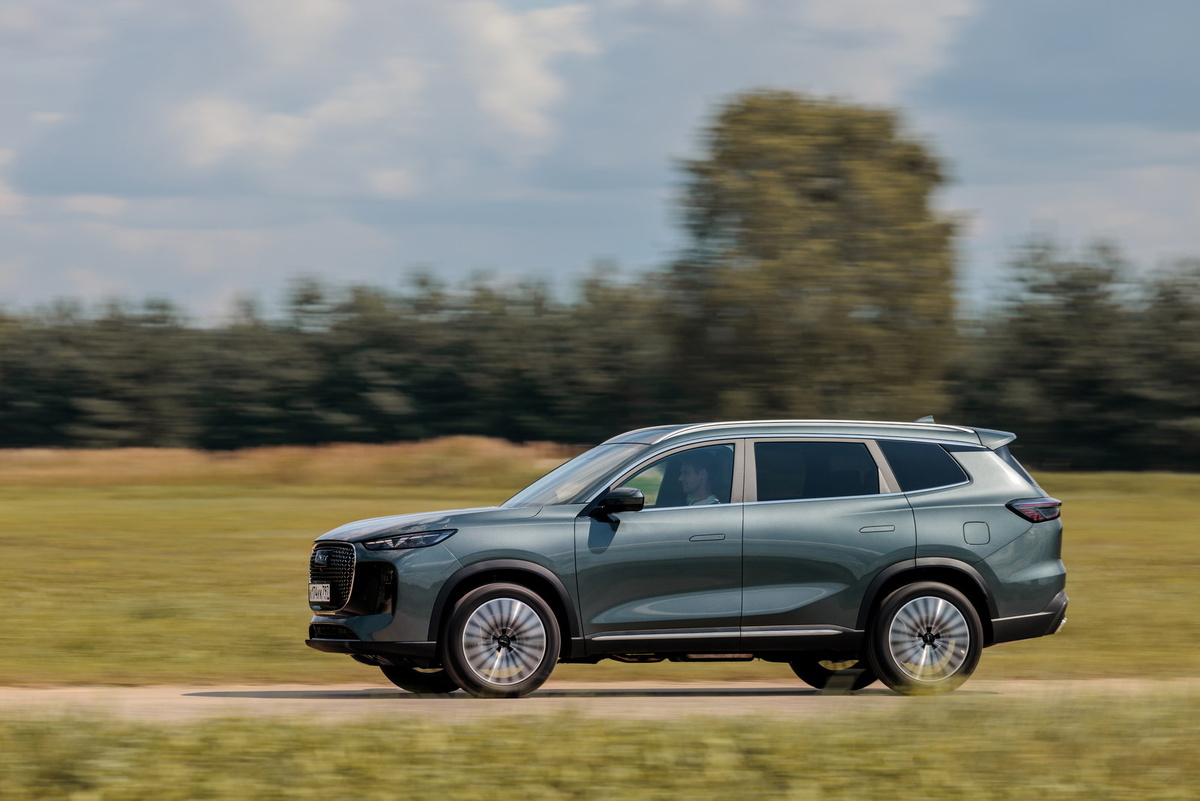 Мы не только приехали на завод для знакомства с новинкой, но и прокатились на ней в эксклюзивном мини-тесте по шоссе...