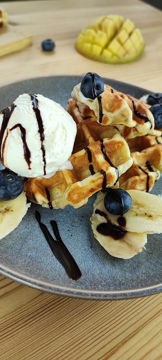 Нам нравится ест ьс мороженым и ягодами