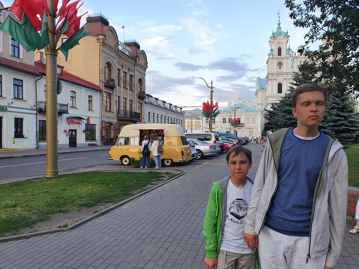 Загадочная парковка с противоречащими знаками, хотя. может быть, мы что-то не поняли