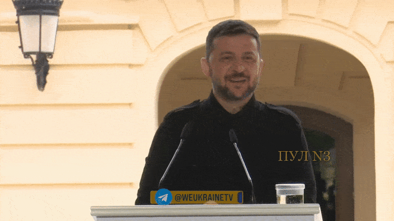    Нелегитимный глава киевского режима с наглой усмешкой шантажирует Будапешт ударами по нефтепроводу "Дружба", поставляющему нефть в Венгрию. Видео: ТГ-канал "Пул №3"