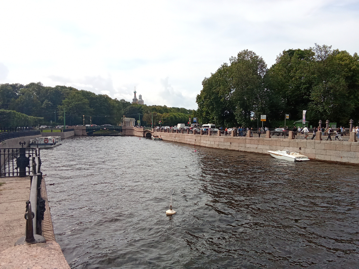 Набережная Мойки в августе этого года с видом на Летний сад