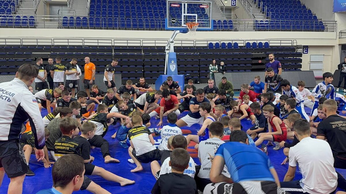    В Курске в закладке камня приняли участие легенды российского спорта