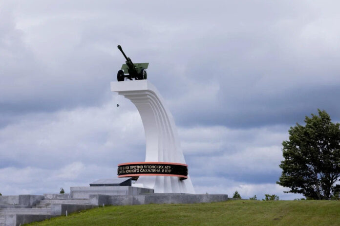 Памятник павшим красноармейцам при штурме укрепрайона на Камышовом перевале.