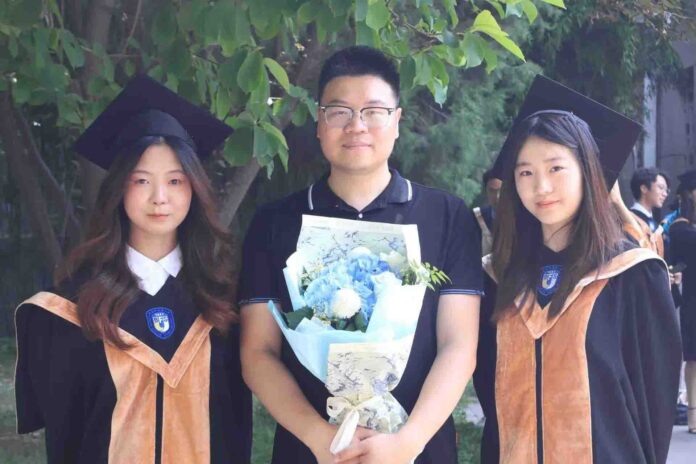 Лю Мяовэнь и выпускницы-русисты Пекинского университета иностранных языков 2025 года.