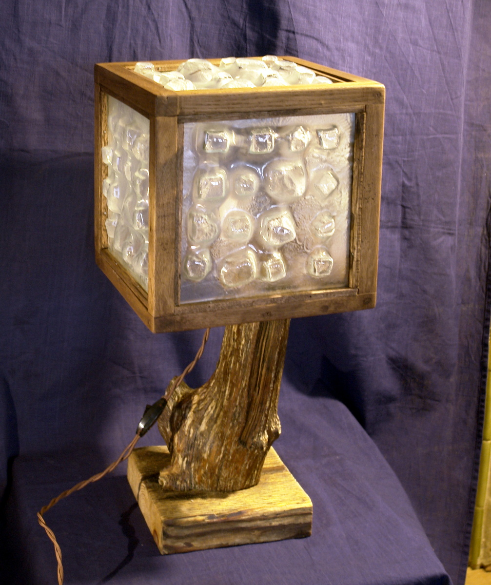 Настольный светильник с плафоном из пиксельного стекла в стиле Адирондак от маэстро Дрождини.
