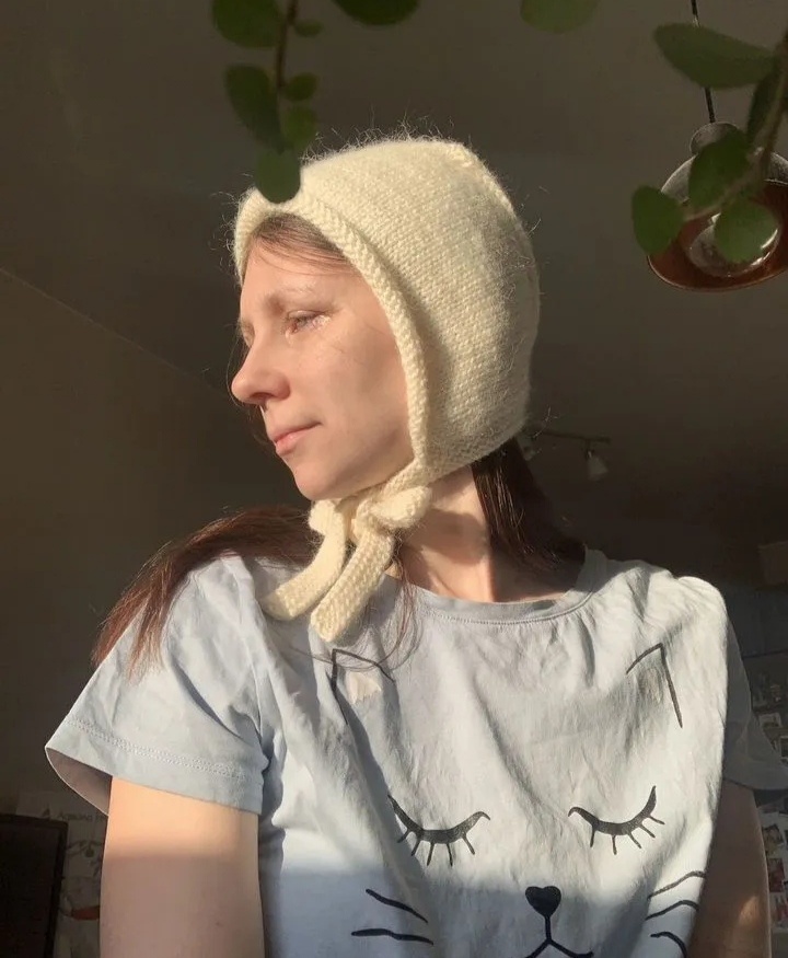 Девочка в чепчике собственной вязки позирует для заглавного фото моего рассказа, просто для обложки, фото с Авито