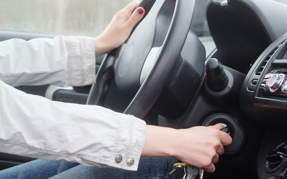 Vereshchagin Dmitry / Shutterstock / FOTODOM📷Частым признаком неисправности, после молчания стартера в ответ на поворот ключа, будет характерный треск или схожий звук, раздающийся со стороны узла