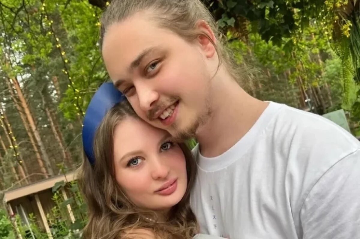    23-летний Архип Глушко и его возлюбленная отметили важную для их молодой семьи дату.