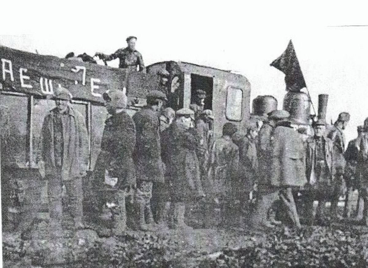  Фото: Узкоколейная железная дорога в окрестностях пос. Магадан. 1932 г.