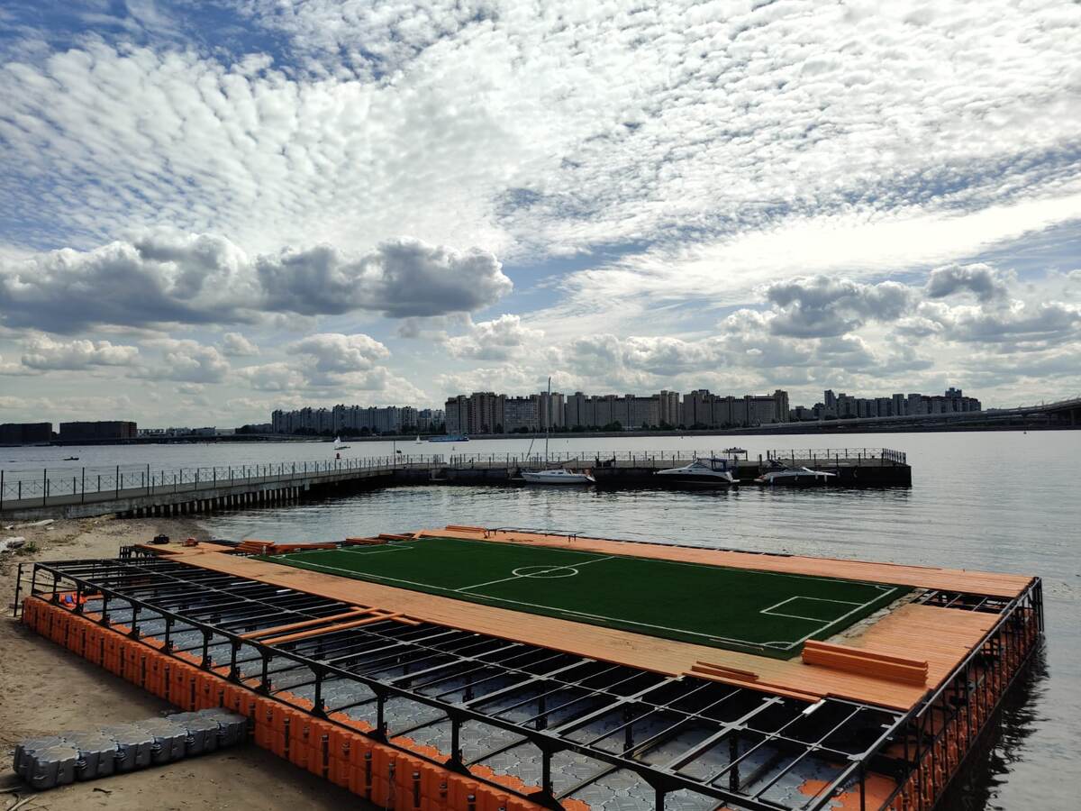 Футбольное поле мечты — прямо на воде! Diasport завершил уникальный проект в Санкт-Петербурге