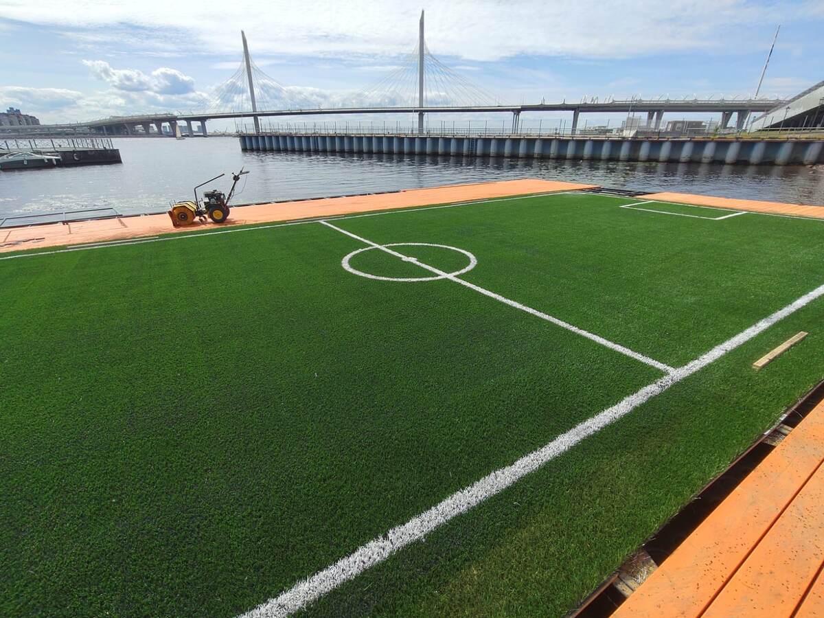 Футбольное поле мечты — прямо на воде! Diasport завершил уникальный проект в Санкт-Петербурге
