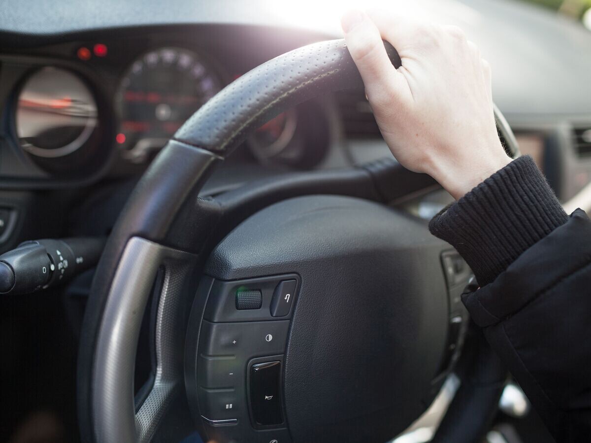    Девушка за рулем автомобиля© Depositphotos.com / rachwal