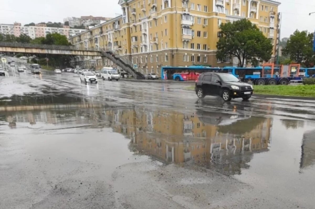    Во Владивостоке устраняют последствия мощного дождя, шедшего почти сутки