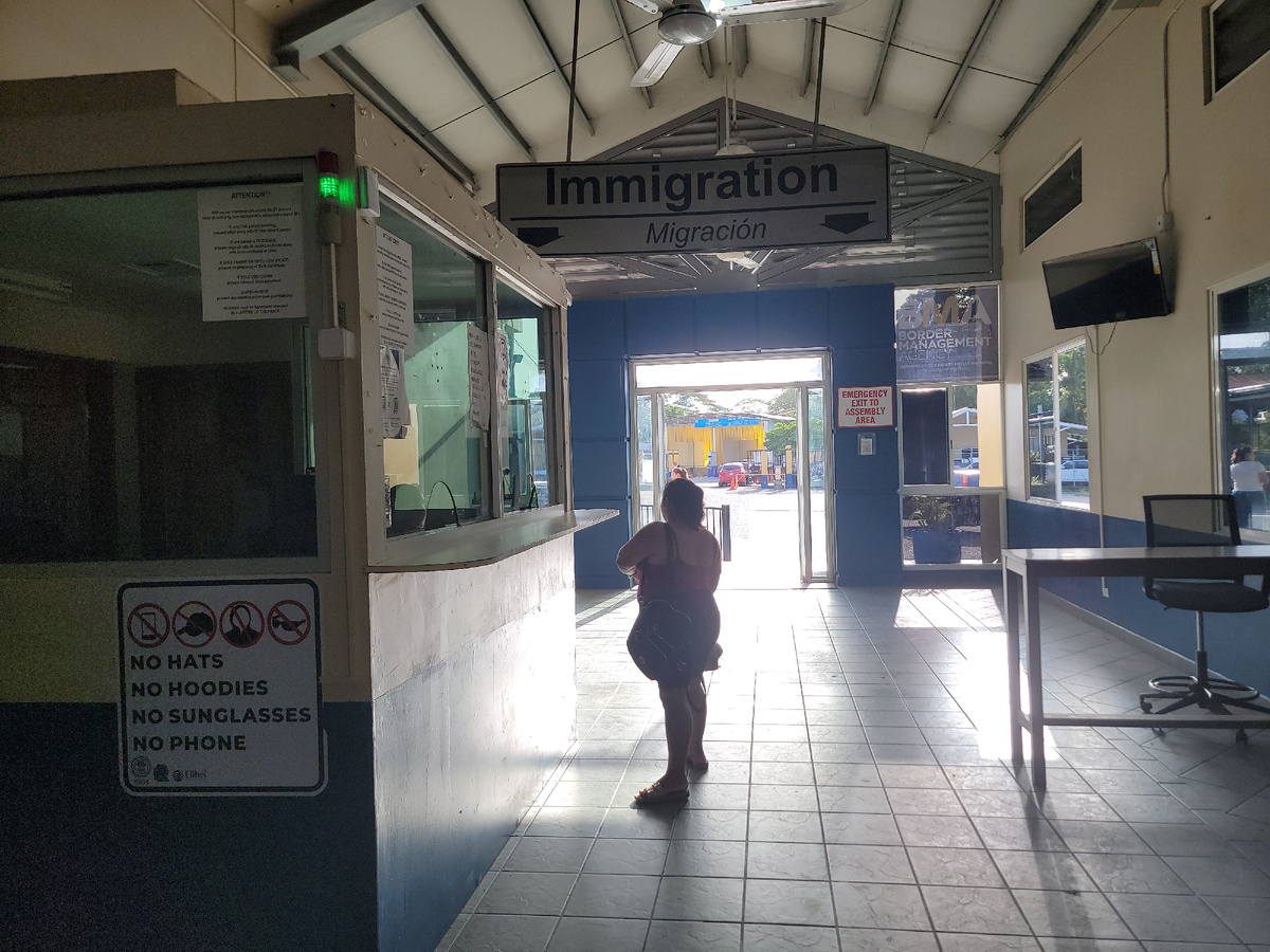 Инспектор миграционной службы Белиза