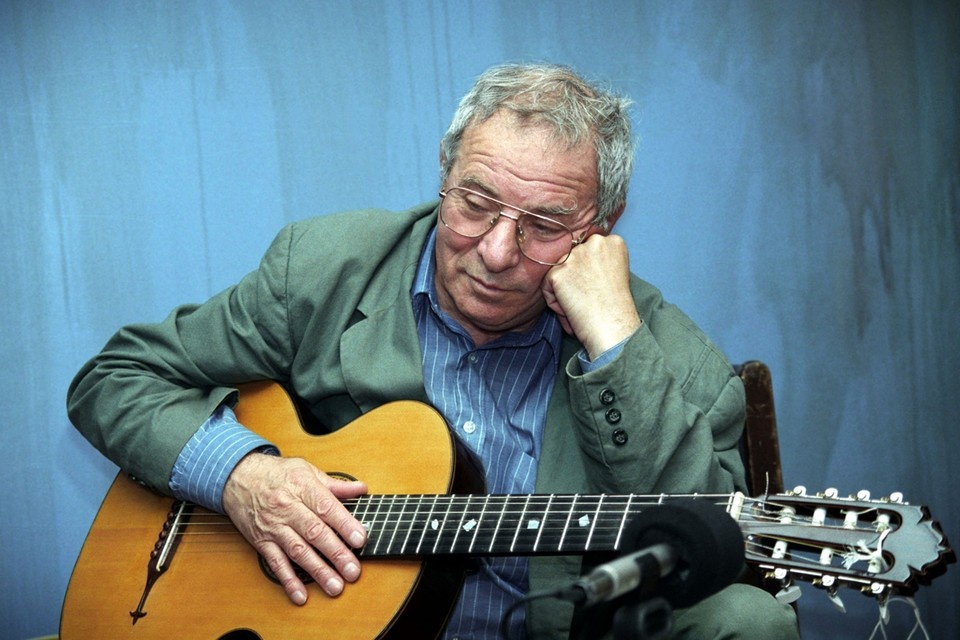    Пётр Тодоровский играл на гитаре как профессиональный гитарист GLOBAL LOOK PRESS