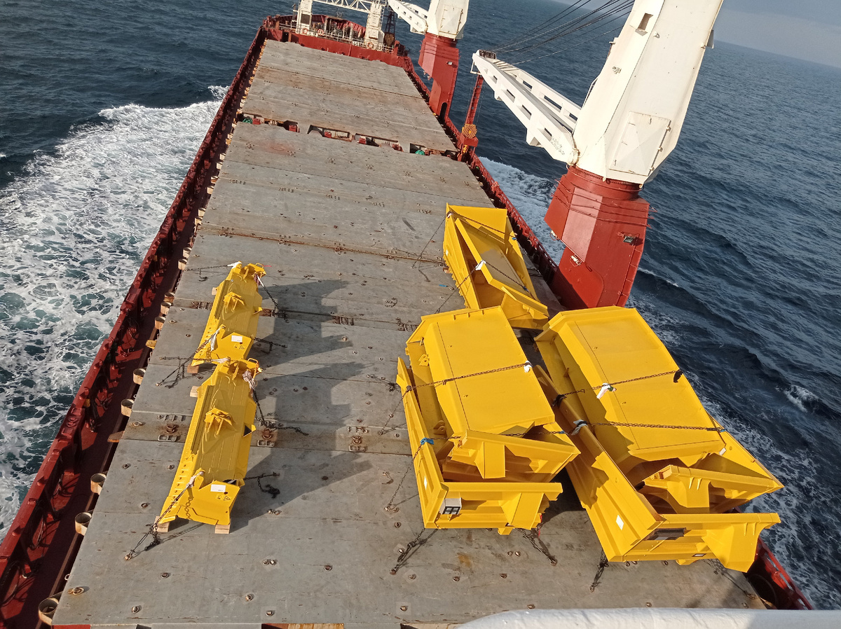 Ковши для карьерной техники, распиленые на половинки