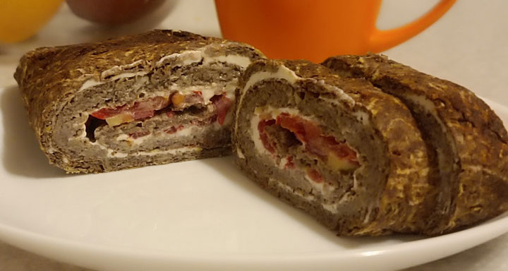 Рулет из кабачка с начинкой из сыра и помидоров