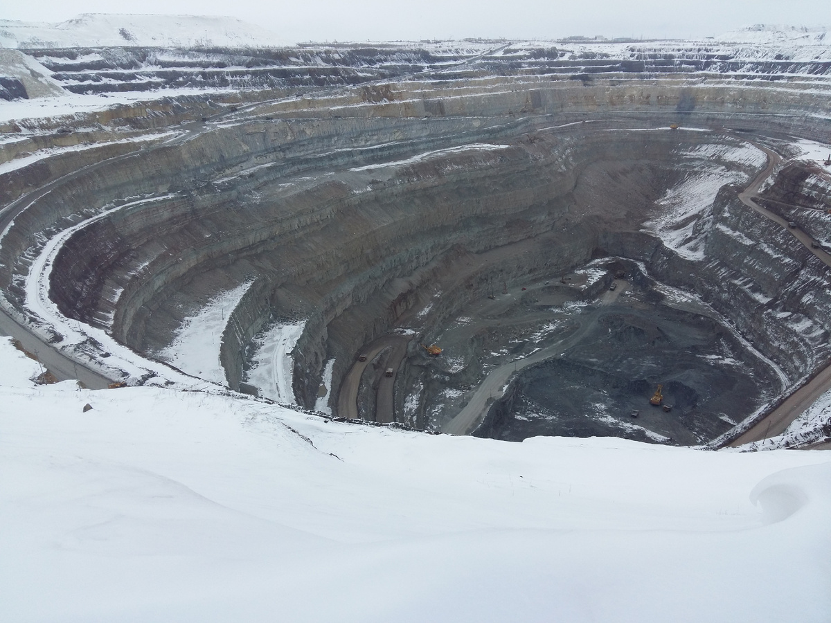 желтым видны экскаваторы, которые по размерам в дом в несколько этажей