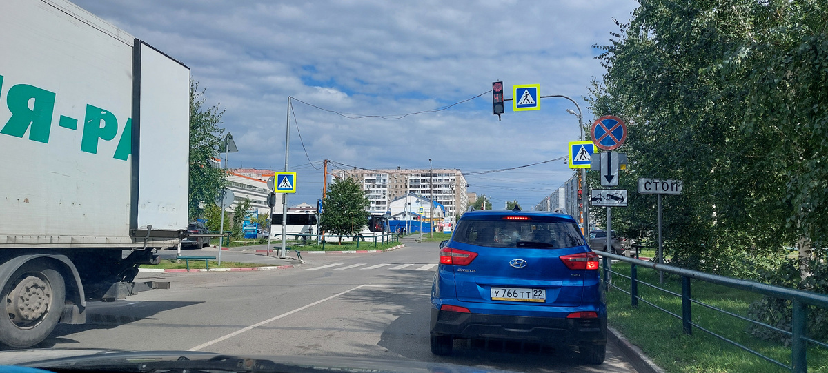 Блудим по новостойкам за Волной, ищем Бухарест. Воображение рисует какое-то большое здание из стекла и бетона. Как же мы ошибались!