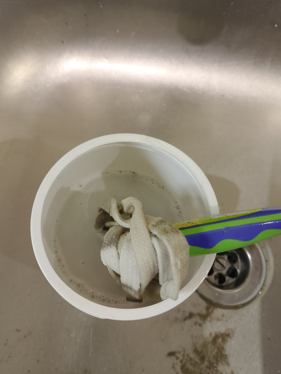 Замочил шнурки. Им совсем плохо, вряд ли будут белоснежные.