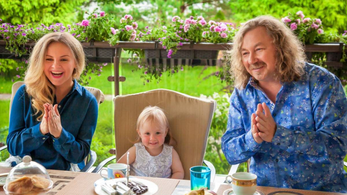    Актриса Юлия Проскурякова, муж — композитор Игорь Николаев и дочь Вероника / Фото: Личный архив / Shutterstock