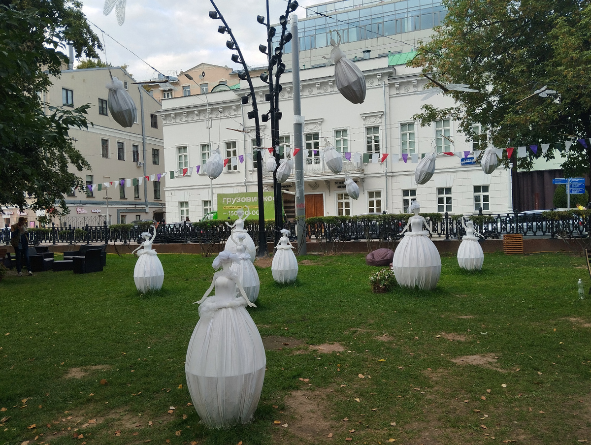 Международный открытый фестиваль “Театральный бульвар", площадки Чистопрудного .бульвара. ЗДЕСЬ и далее фото автора и(или) из личного архива автора, если не указано иначе.