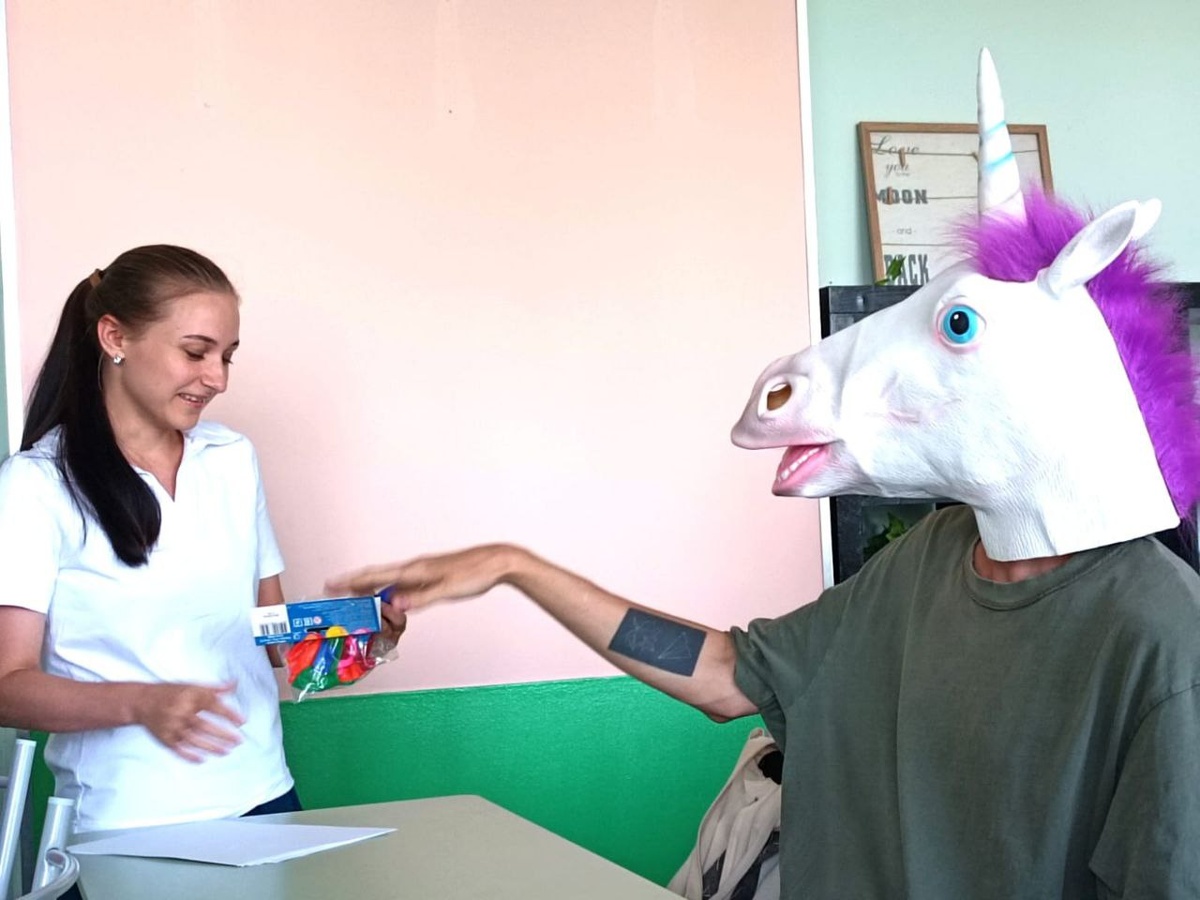 Провожу вводный урок. Учитель изображает хулиганистого ученика.