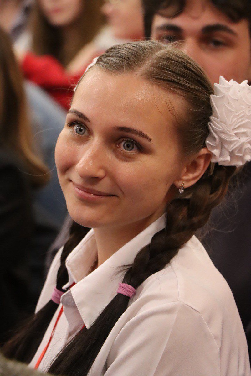 Я на одном из школьных мероприятий. 