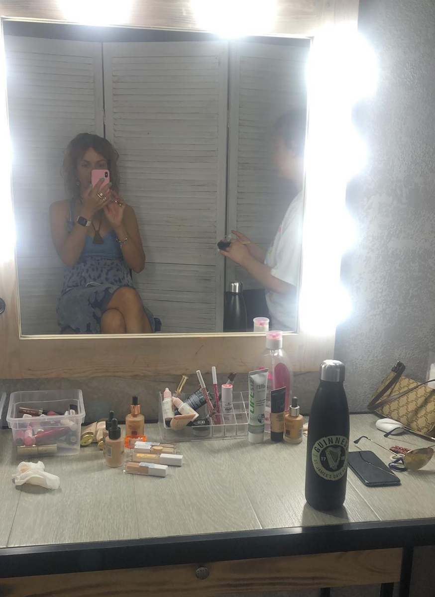 Бьюти-вечеринка для девчонок, когда все уже на кровати, а ты только пришел) и за тобой охотится приглашенный ассистент))