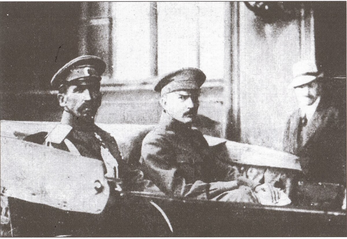Л. Г. Корнилов и Б. В. Савинков (в прошлом — руководитель боевой организации эсеров).