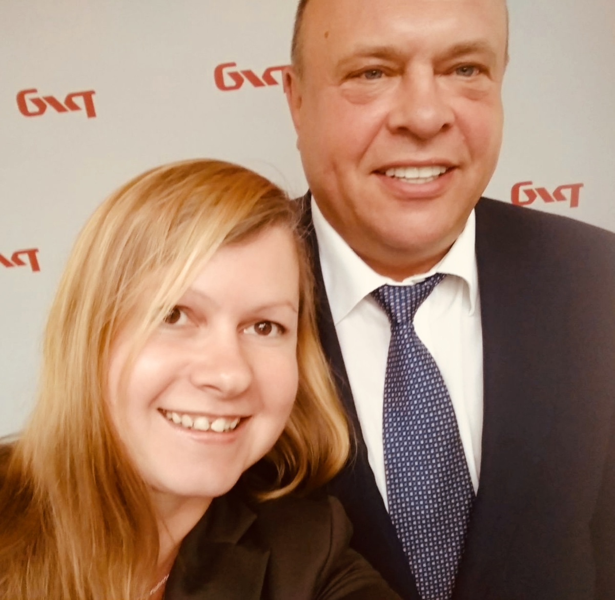 Смотрим оба куда-то, но не в камеру. А ведь это селфи) 2019 год