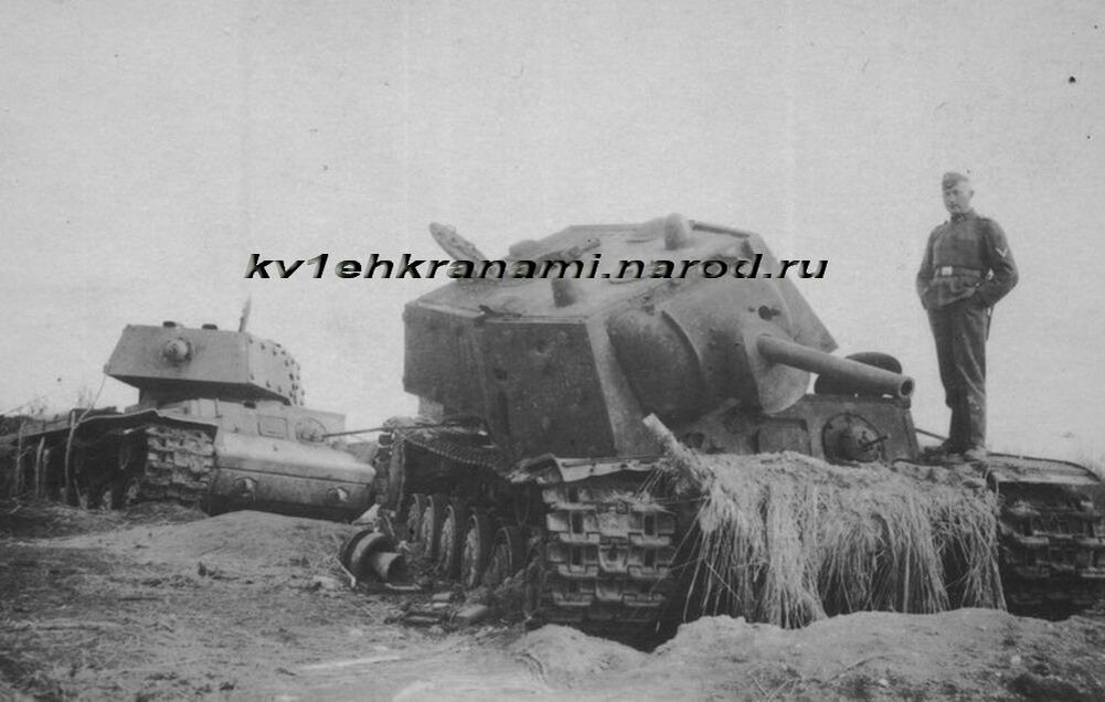 Экранированные танки КВ-1 выпуска июля 1941  года из 1-й Краснознаменной танковой дивизии. Красногвардейск, август 1941 года. (коллекция автора)