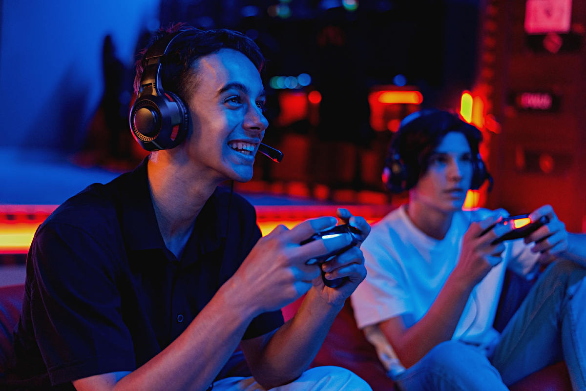 Геймеры на диване с геймпадом