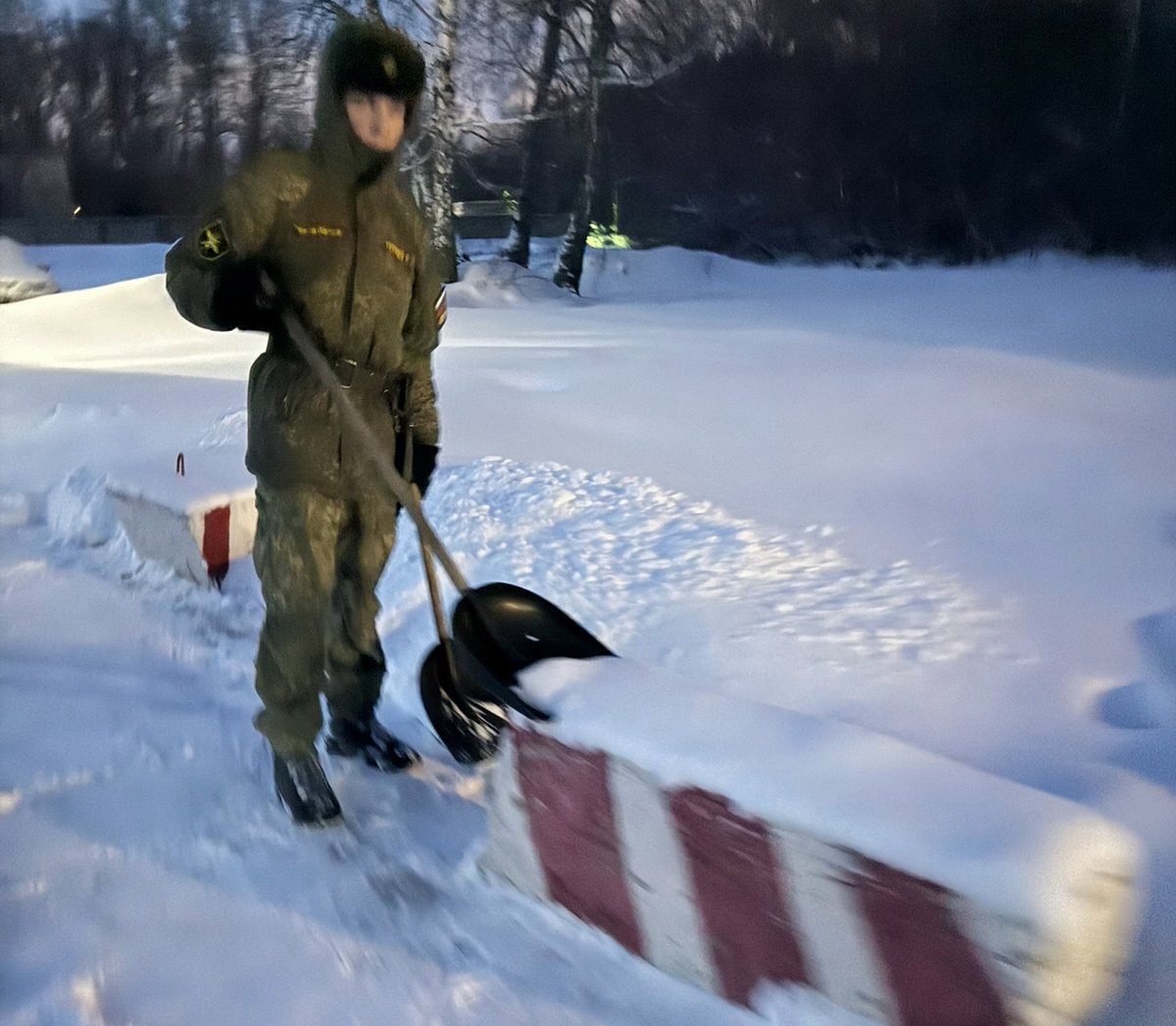 Две снеговых лопаты в руках солдата, лучше чем один автомат?  Фото для иллюстрации.