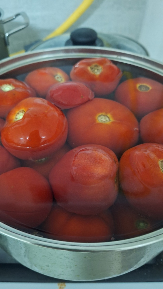 Фото автора. Как снять кожицу с большого количества помидоров.