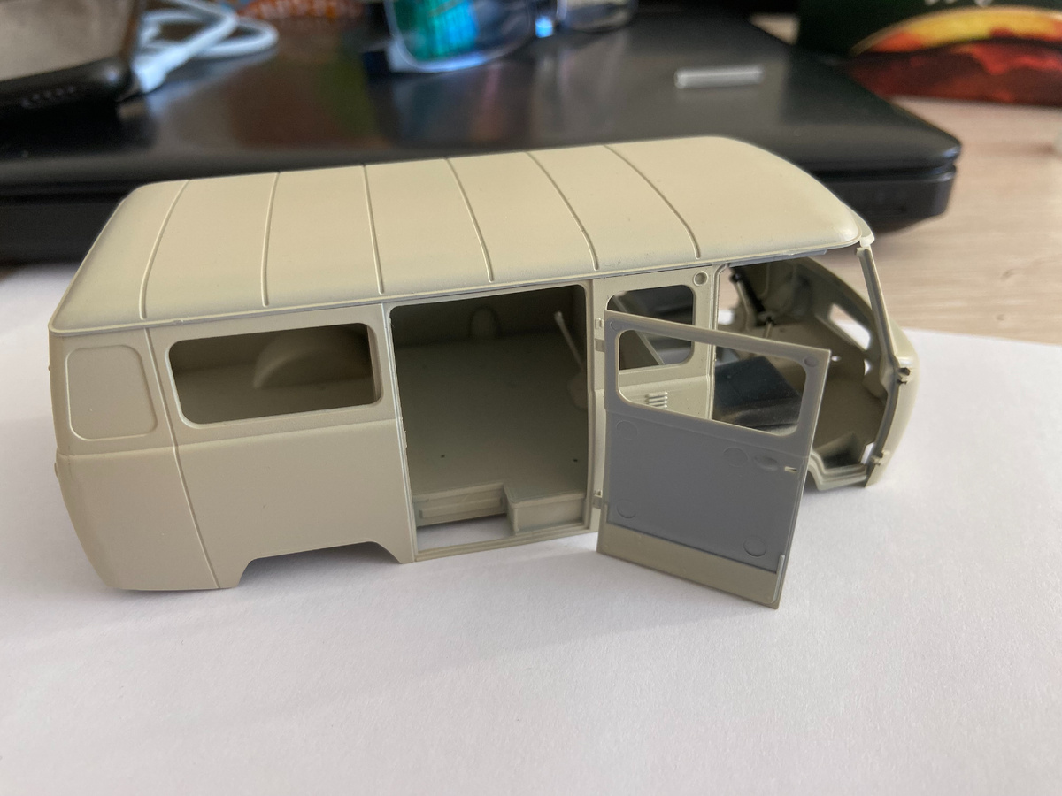 В процессе примерки дверей и предварительного осмотра, после покраски стендовой модели УАЗ-3909 "Буханка" в масштабе 1/35. Производитель "Звезда". Фото из личного архива автора © 2025 год.