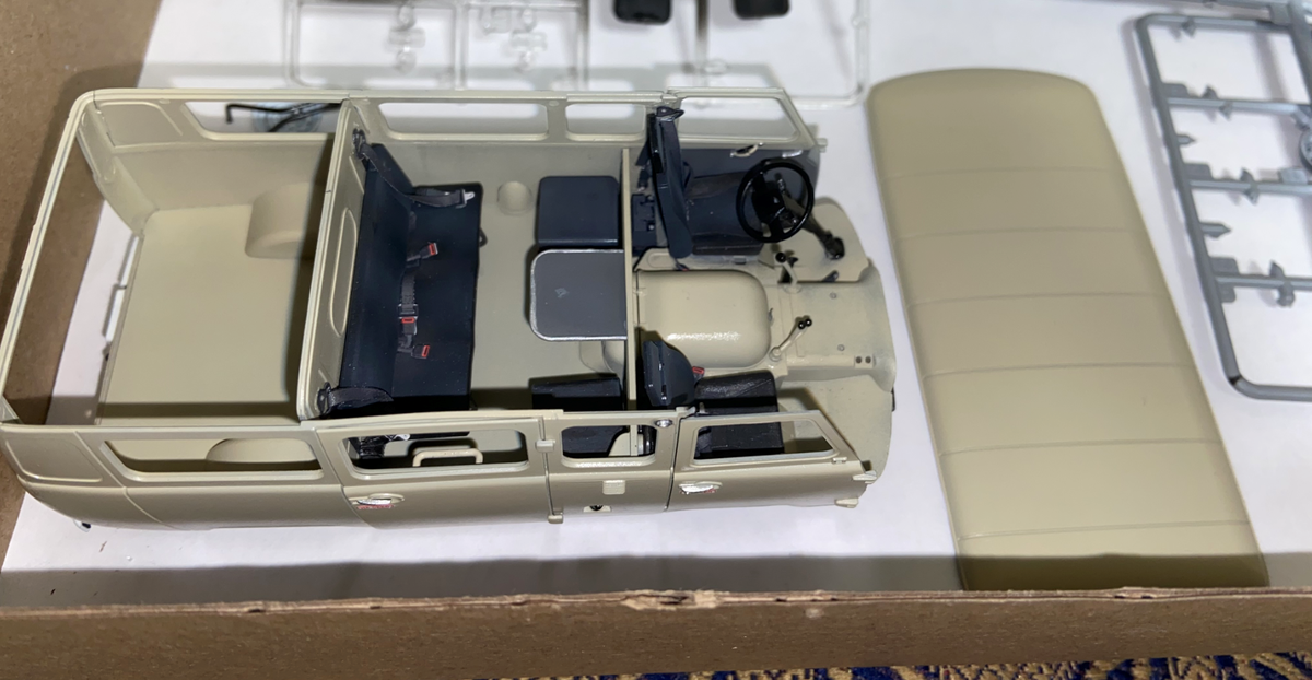 В процессе примерки дверей и предварительного осмотра, после покраски стендовой модели УАЗ-3909 "Буханка" в масштабе 1/35. Производитель "Звезда". Фото из личного архива автора © 2025 год.