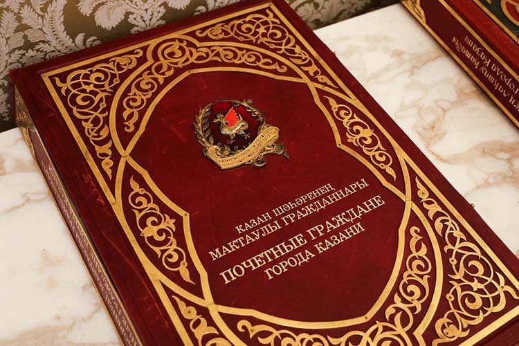    Более 30 человек, несколько предприятий были отмечены за заслуги перед городом и республикой.   
Фото: Андрей Титов